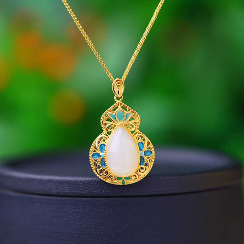 Liontin labu air mata giok Hetian bertatahkan perak sterling 925 0319-2#. Desain unik dan baru, pengerjaan yang sangat indah, sungguh luar biasa. Dimensi giok: 10*16 cm. Harga sudah termasuk ongkos kirim dan pajak.