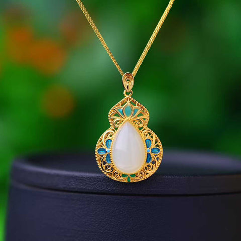 Liontin labu air mata giok Hetian bertatahkan perak sterling 925 0319-2#. Desain unik dan baru, pengerjaan yang sangat indah, sungguh luar biasa. Dimensi giok: 10*16 cm. Harga sudah termasuk ongkos kirim dan pajak.