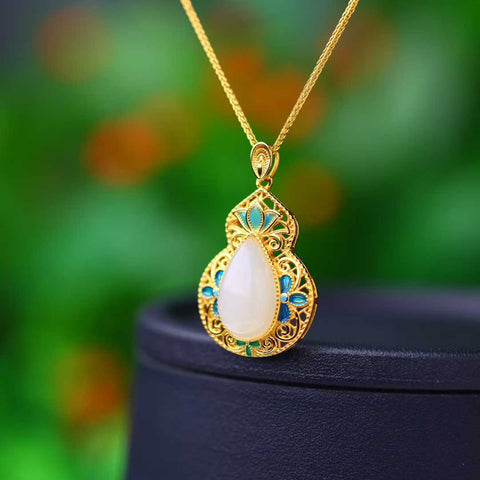 Liontin labu air mata giok Hetian bertatahkan perak sterling 925 0319-2#. Desain unik dan baru, pengerjaan yang sangat indah, sungguh luar biasa. Dimensi giok: 10*16 cm. Harga sudah termasuk ongkos kirim dan pajak.