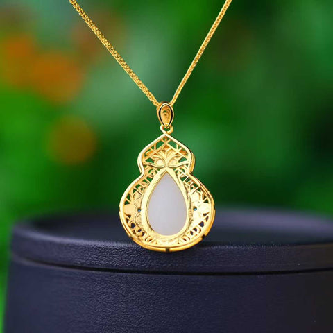 Liontin labu air mata giok Hetian bertatahkan perak sterling 925 0319-2#. Desain unik dan baru, pengerjaan yang sangat indah, sungguh luar biasa. Dimensi giok: 10*16 cm. Harga sudah termasuk ongkos kirim dan pajak.