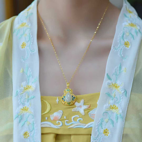 Liontin labu air mata giok Hetian bertatahkan perak sterling 925 0319-2#. Desain unik dan baru, pengerjaan yang sangat indah, sungguh luar biasa. Dimensi giok: 10*16 cm. Harga sudah termasuk ongkos kirim dan pajak.