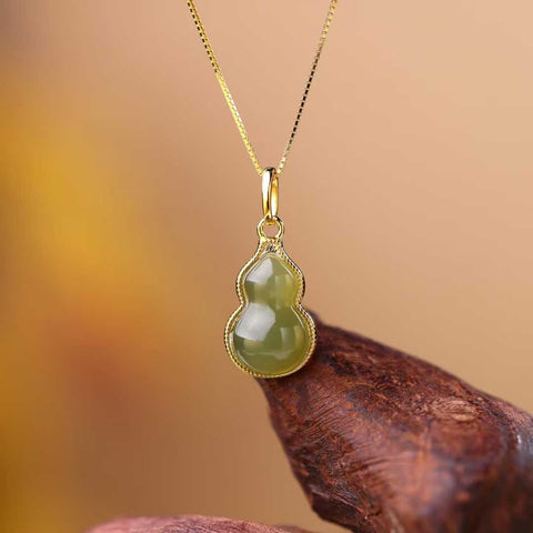 Liontin labu air mata giok Hetian bertatahkan perak sterling 925 0319-2#. Desain unik dan baru, pengerjaan yang sangat indah, sungguh luar biasa. Dimensi giok: 10*16 cm. Harga sudah termasuk ongkos kirim dan pajak.