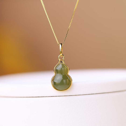 Liontin labu air mata giok Hetian bertatahkan perak sterling 925 0319-2#. Desain unik dan baru, pengerjaan yang sangat indah, sungguh luar biasa. Dimensi giok: 10*16 cm. Harga sudah termasuk ongkos kirim dan pajak.