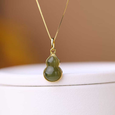 Liontin labu air mata giok Hetian bertatahkan perak sterling 925 0319-2#. Desain unik dan baru, pengerjaan yang sangat indah, sungguh luar biasa. Dimensi giok: 10*16 cm. Harga sudah termasuk ongkos kirim dan pajak.