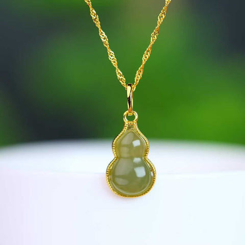 Liontin labu air mata giok Hetian bertatahkan perak sterling 925 0319-2#. Desain unik dan baru, pengerjaan yang sangat indah, sungguh luar biasa. Dimensi giok: 10*16 cm. Harga sudah termasuk ongkos kirim dan pajak.