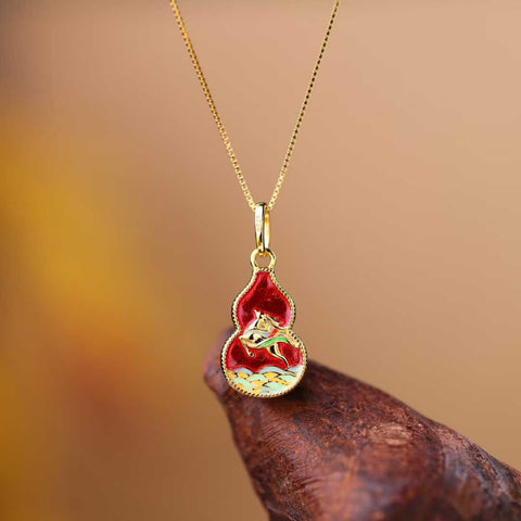 Liontin labu air mata giok Hetian bertatahkan perak sterling 925 0319-2#. Desain unik dan baru, pengerjaan yang sangat indah, sungguh luar biasa. Dimensi giok: 10*16 cm. Harga sudah termasuk ongkos kirim dan pajak.