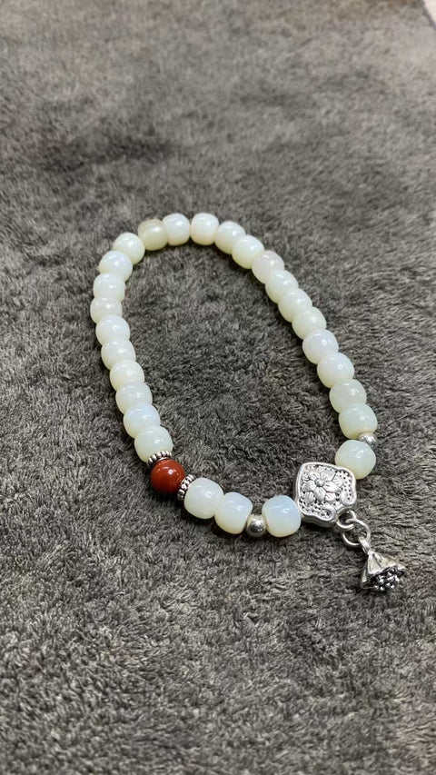 Gelang giok Hetian yang indah, dengan tekstur giok yang lembut dan hangat, dipadukan dengan aksesori istimewa—memberikan keberuntungan. Ukuran: 6 x 7 mm, sudah termasuk ongkos kirim dan pajak.