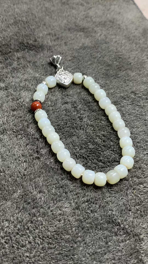 Gelang giok Hetian yang indah, dengan tekstur giok yang lembut dan hangat, dipadukan dengan aksesori istimewa—memberikan keberuntungan. Ukuran: 6 x 7 mm, sudah termasuk ongkos kirim dan pajak.