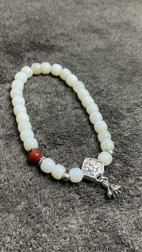 Gelang giok Hetian yang indah, dengan tekstur giok yang lembut dan hangat, dipadukan dengan aksesori istimewa—memberikan keberuntungan. Ukuran: 6 x 7 mm, sudah termasuk ongkos kirim dan pajak.