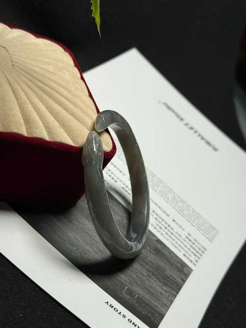 "Gelang ular" giok Hetian biru berasap - tekstur halus dan hangat, diukir tangan hingga tampak seperti aslinya. Ukuran perkiraan: 51 x 9 mm. Semua batu alam terbentuk secara alami; biaya pengiriman dan pajak sudah termasuk.