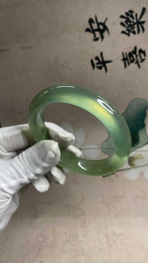Gelang giok Xiuyan yang indah, berwarna hijau es dengan hijau zamrud yang mengambang, setengah giok dan setengah hijau zamrud, diameter dalam: 63,3 mm, lebar tepi: 14,5 mm. Semua batu terbentuk secara alami. Biaya pengiriman dan pajak sudah termasuk.