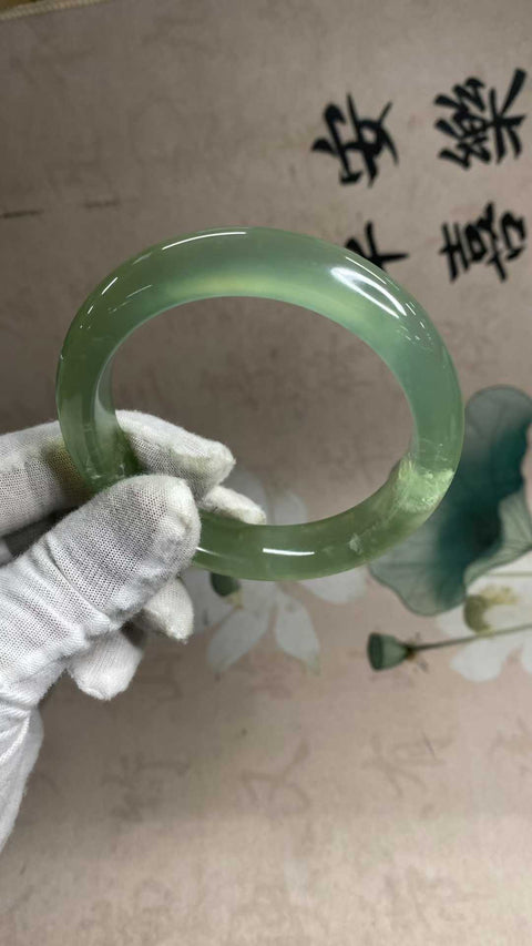 Gelang giok Xiuyan yang indah, berwarna hijau es dengan hijau zamrud yang mengambang, setengah giok dan setengah hijau zamrud, diameter dalam: 63,3 mm, lebar tepi: 14,5 mm. Semua batu terbentuk secara alami. Biaya pengiriman dan pajak sudah termasuk.