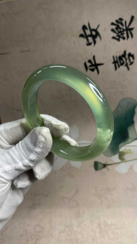 Gelang giok Xiuyan yang indah, berwarna hijau es dengan hijau zamrud yang mengambang, setengah giok dan setengah hijau zamrud, diameter dalam: 63,3 mm, lebar tepi: 14,5 mm. Semua batu terbentuk secara alami. Biaya pengiriman dan pajak sudah termasuk.