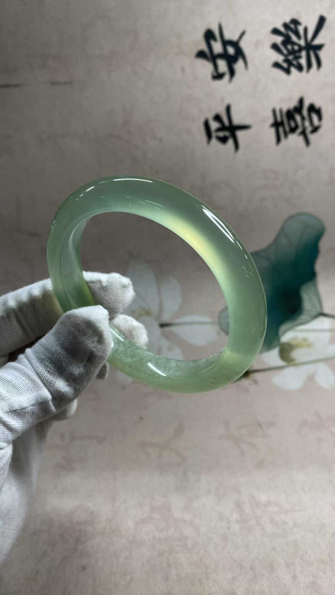 Gelang giok Xiuyan yang indah, hijau es dengan hijau zamrud yang mengambang, setengah giok dan setengah hijau zamrud, diameter dalam: 62 mm, lebar tepi: 12,2 mm. Semua batu terbentuk secara alami. Biaya pengiriman dan pajak sudah termasuk.