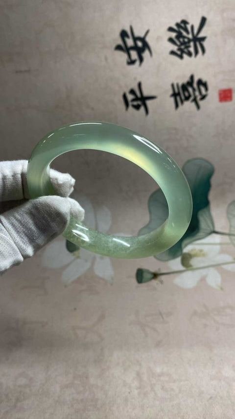 Gelang giok Xiuyan yang indah, hijau es dengan hijau zamrud yang mengambang, setengah giok dan setengah hijau zamrud, diameter dalam: 62 mm, lebar tepi: 12,2 mm. Semua batu terbentuk secara alami. Biaya pengiriman dan pajak sudah termasuk.