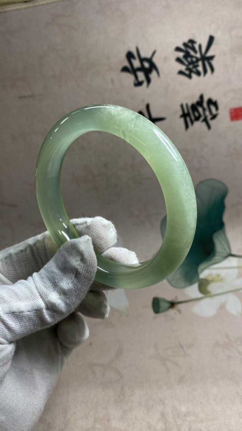 Gelang giok Xiuyan yang indah, hijau es dengan hijau zamrud yang mengambang, setengah giok dan setengah hijau zamrud, diameter dalam: 62 mm, lebar tepi: 12,2 mm. Semua batu terbentuk secara alami. Biaya pengiriman dan pajak sudah termasuk.
