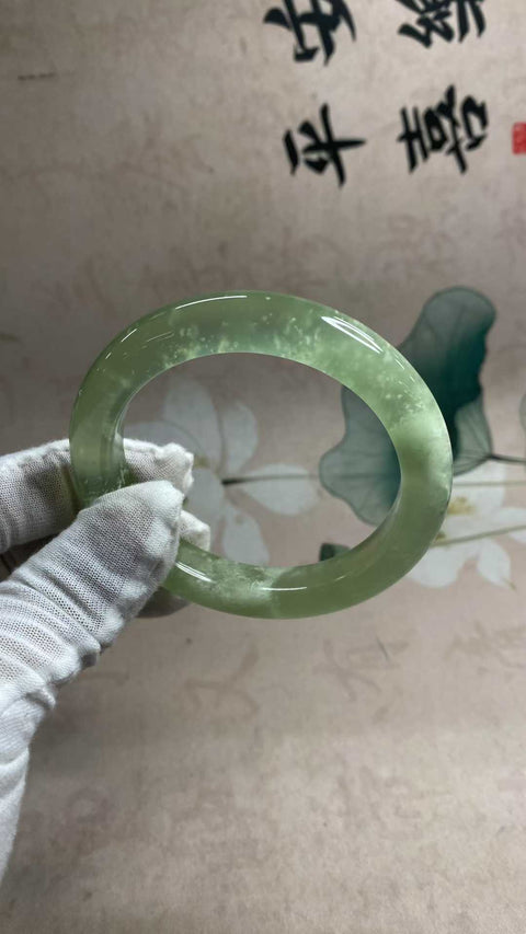 Gelang giok Xiuyan yang indah, berwarna hijau es dengan zamrud mengambang, diameter dalam: 60,8 mm, lebar samping: 11,3 mm. Semua batu terbentuk secara alami. Biaya kirim dan pajak sudah termasuk.