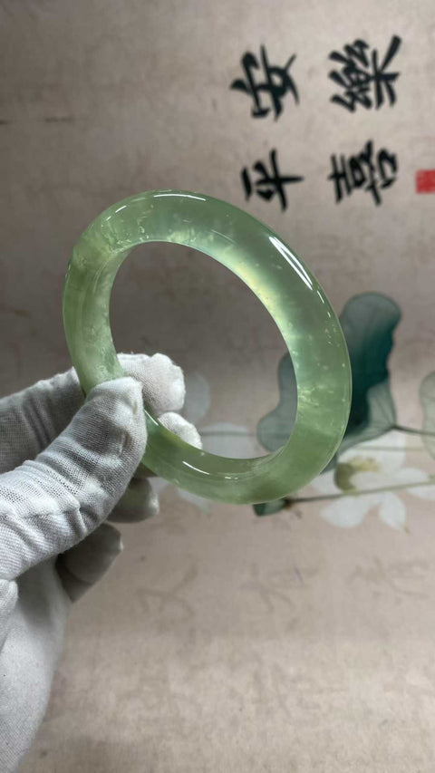 Gelang giok Xiuyan yang indah, berwarna hijau es dengan zamrud mengambang, diameter dalam: 60,8 mm, lebar samping: 11,3 mm. Semua batu terbentuk secara alami. Biaya kirim dan pajak sudah termasuk.