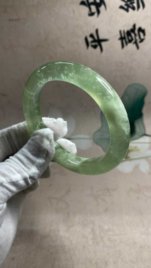 Gelang giok Xiuyan yang indah, berwarna hijau es dengan zamrud mengambang, diameter dalam: 60,8 mm, lebar samping: 11,3 mm. Semua batu terbentuk secara alami. Biaya kirim dan pajak sudah termasuk.