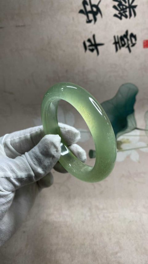 Gelang giok Xiuyan yang indah, berwarna hijau es dengan zamrud yang mengambang, melambangkan kekayaan dan kemakmuran seumur hidup. Diameter dalam: 57,1 mm, lebar tepi: 13,5 mm. Semua batu terbentuk secara alami. Biaya pengiriman dan pajak sudah termasuk.