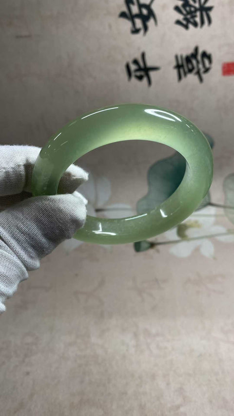 Gelang giok Xiuyan yang indah, berwarna hijau es dengan zamrud yang mengambang, melambangkan kekayaan dan kemakmuran seumur hidup. Diameter dalam: 57,1 mm, lebar tepi: 13,5 mm. Semua batu terbentuk secara alami. Biaya pengiriman dan pajak sudah termasuk.