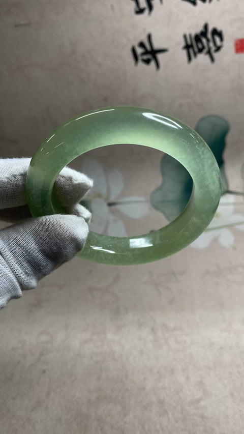 Gelang giok Xiuyan yang indah, berwarna hijau es dengan zamrud yang mengambang, melambangkan kekayaan dan kemakmuran seumur hidup. Diameter dalam: 57,1 mm, lebar tepi: 13,5 mm. Semua batu terbentuk secara alami. Biaya pengiriman dan pajak sudah termasuk.