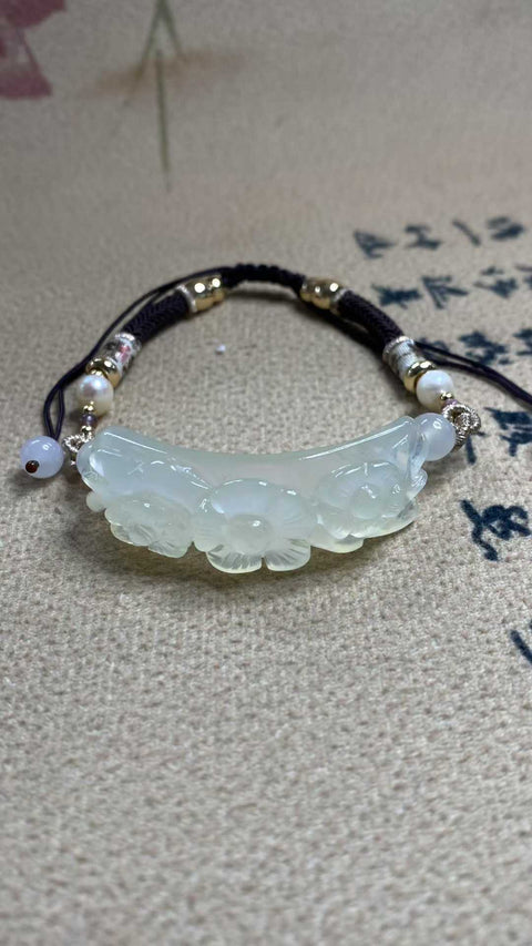 Kedamaian dan Kemakmuran: Liontin ukiran giok Xiuyan yang indah, ukuran: 46 x 15 mm, termasuk biaya pengiriman dan pajak.