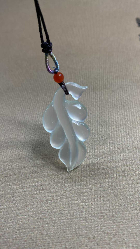 Cabang Emas dan Daun Giok: Liontin es giok Xiuyan yang indah—daun 🍂, dimensi: 38 x 20 mm, termasuk biaya pengiriman dan pajak.