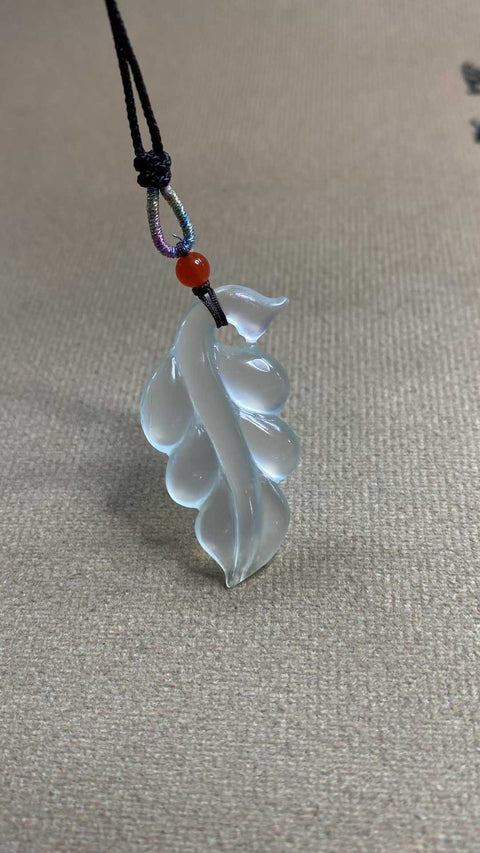 Cabang Emas dan Daun Giok: Liontin es giok Xiuyan yang indah—daun 🍂, dimensi: 38 x 20 mm, termasuk biaya pengiriman dan pajak.