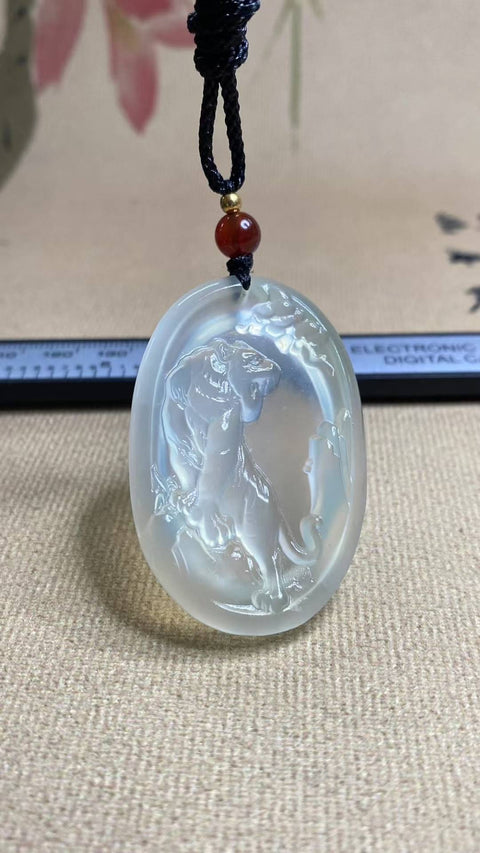 Macan (Zodiak Cina): Liontin giok Xiuyan yang indah, dingin dan tembus cahaya, berkilau, dimensi: 47 x 31 mm (termasuk biaya pengiriman dan pajak).