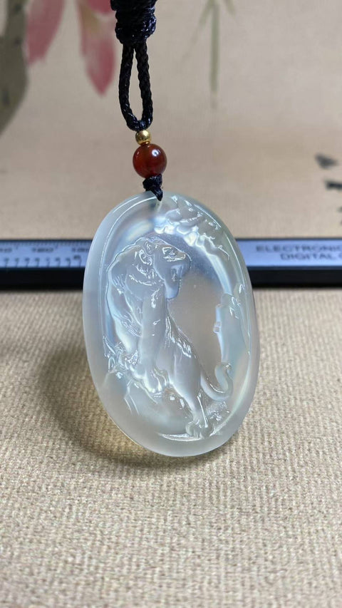 Macan (Zodiak Cina): Liontin giok Xiuyan yang indah, dingin dan tembus cahaya, berkilau, dimensi: 47 x 31 mm (termasuk biaya pengiriman dan pajak).