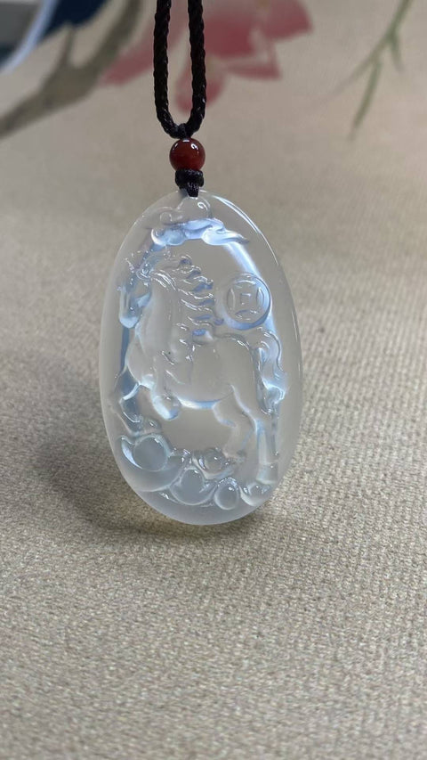 Kuda (Zodiak Cina): Liontin Giok Xiuyan Alami - Zodiak Kuda, Bening Es, Ukuran: 45 x 27 mm, termasuk biaya pengiriman dan pajak.