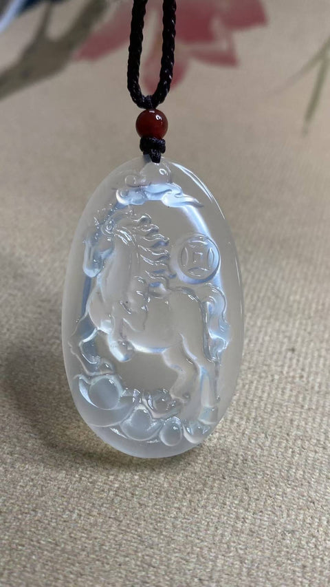 Kuda (Zodiak Cina): Liontin Giok Xiuyan Alami - Zodiak Kuda, Bening Es, Ukuran: 45 x 27 mm, termasuk biaya pengiriman dan pajak.