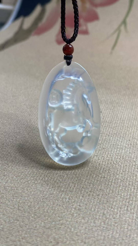 Kuda (Zodiak Cina): Liontin Giok Xiuyan Alami - Zodiak Kuda, Bening Es, Ukuran: 45 x 27 mm, termasuk biaya pengiriman dan pajak.