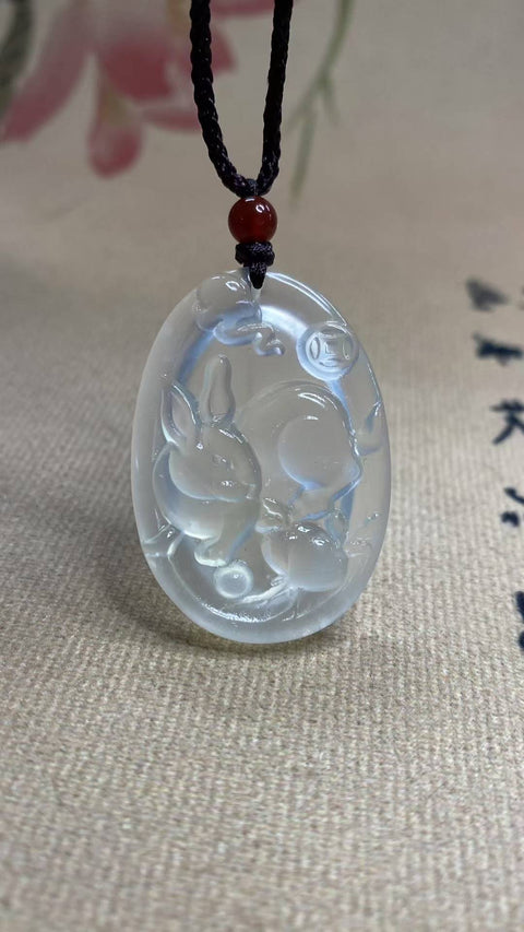 Kelinci (Zodiak Cina): Liontin Giok Xiuyan Alami - Zodiak Kelinci, Bening Es, Ukuran: 40 x 27 mm, termasuk biaya pengiriman dan pajak.