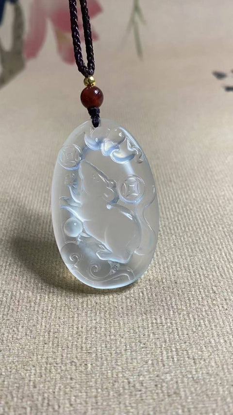 Tikus (Zodiak Cina): Liontin giok Xiuyan yang indah, dingin dan tembus cahaya, melambangkan kekayaan. Ukuran: 45 x 28 mm. Harga sudah termasuk ongkos kirim dan pajak.