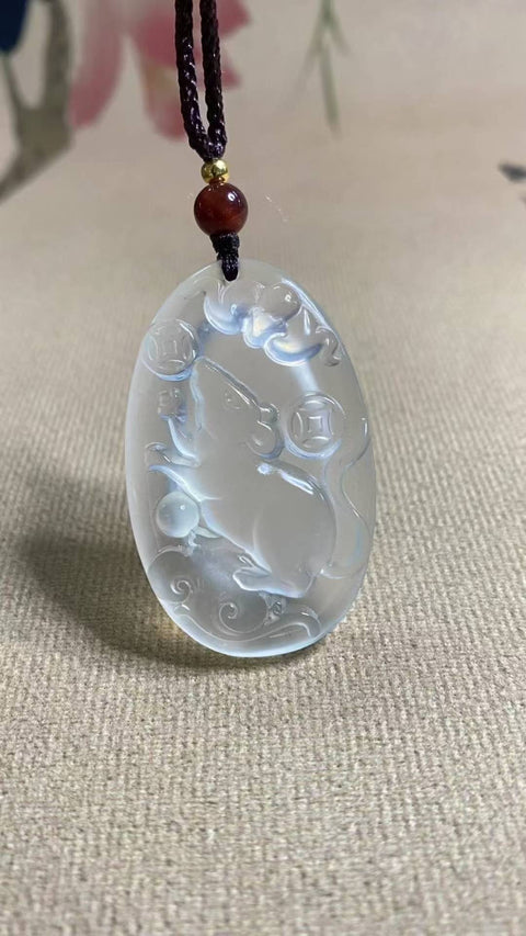 Tikus (Zodiak Cina): Liontin giok Xiuyan yang indah, dingin dan tembus cahaya, melambangkan kekayaan. Ukuran: 45 x 28 mm. Harga sudah termasuk ongkos kirim dan pajak.