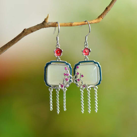 Anting perak sterling 7732#925 bertahtakan giok Hetian dan enamel bergambar bunga plum yang sedang bergembira. Desain sederhana namun elegan. Harga sudah termasuk ongkos kirim dan pajak.