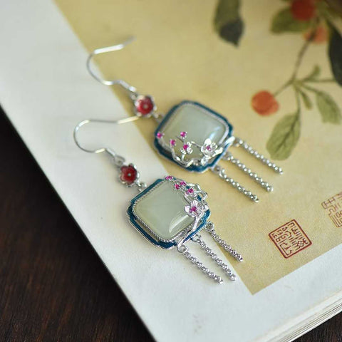 Anting perak sterling 7732#925 bertahtakan giok Hetian dan enamel bergambar bunga plum yang sedang bergembira. Desain sederhana namun elegan. Harga sudah termasuk ongkos kirim dan pajak.
