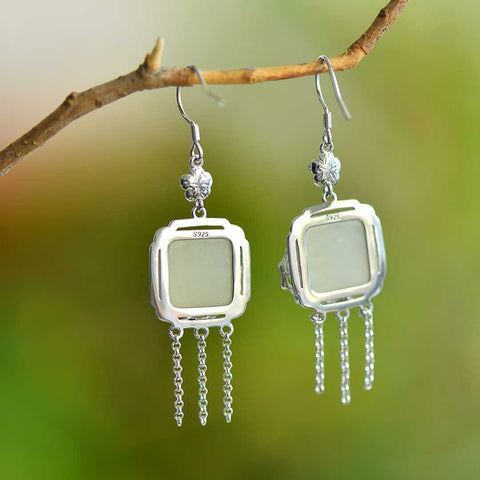 Anting perak sterling 7732#925 bertahtakan giok Hetian dan enamel bergambar bunga plum yang sedang bergembira. Desain sederhana namun elegan. Harga sudah termasuk ongkos kirim dan pajak.