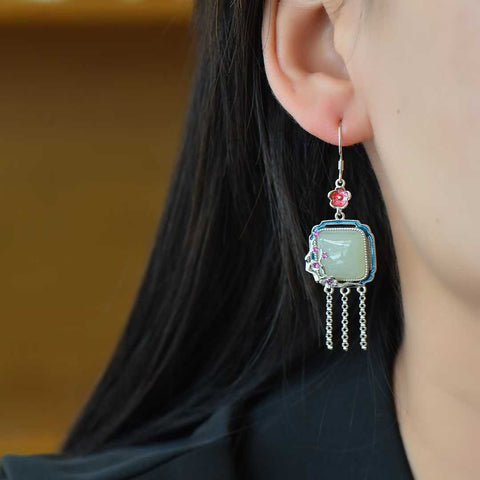 Anting perak sterling 7732#925 bertahtakan giok Hetian dan enamel bergambar bunga plum yang sedang bergembira. Desain sederhana namun elegan. Harga sudah termasuk ongkos kirim dan pajak.