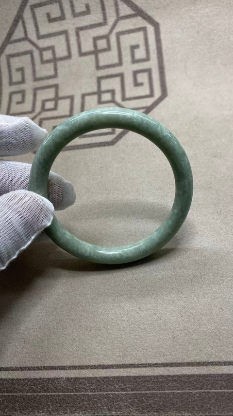 Gelang giok Xiuyan yang indah dengan rona hijau tua yang indah dan berminyak. Diameter dalam 54,3 mm, ketebalan pita 8 mm. Semua batu terbentuk secara alami. Biaya kirim dan pajak sudah termasuk.