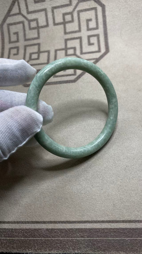 Gelang giok Xiuyan yang indah dengan rona hijau tua yang indah dan berminyak. Diameter dalam 54,3 mm, ketebalan pita 8 mm. Semua batu terbentuk secara alami. Biaya kirim dan pajak sudah termasuk.