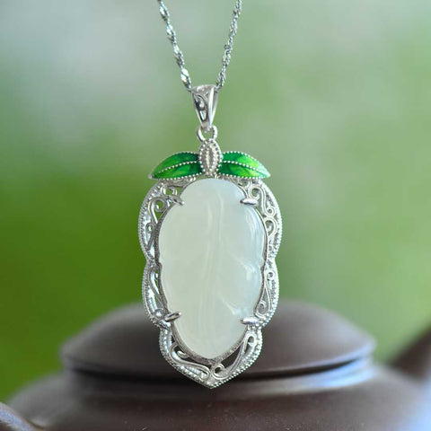 Liontin perak 6197#925 bertatahkan giok Hetian, menampilkan batu giok utuh dan tiga dimensi. Desainnya sederhana, elegan, dan elegan. Dimensi batu giok: 18*30 mm. Biaya pengiriman dan pajak sudah termasuk.