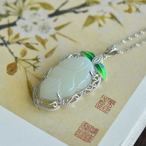 Liontin perak 6197#925 bertatahkan giok Hetian, menampilkan batu giok utuh dan tiga dimensi. Desainnya sederhana, elegan, dan elegan. Dimensi batu giok: 18*30 mm. Biaya pengiriman dan pajak sudah termasuk.