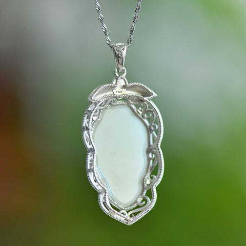 Liontin perak 6197#925 bertatahkan giok Hetian, menampilkan batu giok utuh dan tiga dimensi. Desainnya sederhana, elegan, dan elegan. Dimensi batu giok: 18*30 mm. Biaya pengiriman dan pajak sudah termasuk.