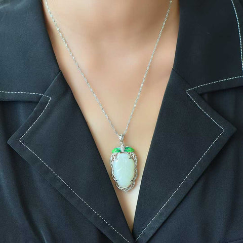 Liontin perak 6197#925 bertatahkan giok Hetian, menampilkan batu giok utuh dan tiga dimensi. Desainnya sederhana, elegan, dan elegan. Dimensi batu giok: 18*30 mm. Biaya pengiriman dan pajak sudah termasuk.