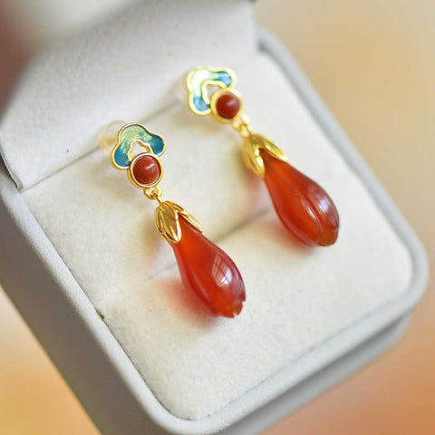 Anting perak sterling M22147-2# 925 bertatahkan magnolia giok Hetian dan pola awan keberuntungan, dipadukan dengan enamel Akik Merah Selatan. Perkiraan dimensi: 8*19 cm. Biaya pengiriman dan pajak sudah termasuk.