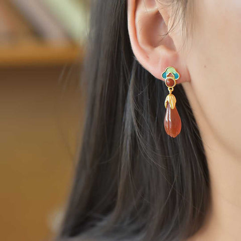 Anting perak sterling M22147-2# 925 bertatahkan magnolia giok Hetian dan pola awan keberuntungan, dipadukan dengan enamel Akik Merah Selatan. Perkiraan dimensi: 8*19 cm. Biaya pengiriman dan pajak sudah termasuk.