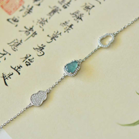 Gelang perak sterling 35006#925 bertatahkan cabochon giok biru berbentuk labu dengan zirkon. Desainnya unik dan modis, gioknya hangat dan lembut, dan gelangnya menarik perhatian. Spesifikasi: (6*8) Termasuk ongkos kirim dan pajak.